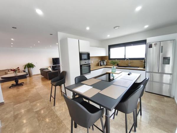 Belle maison moderne avec tous les avantages de la ville.