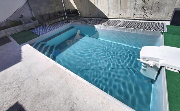 Belle maison moderne avec tous les avantages de la ville.