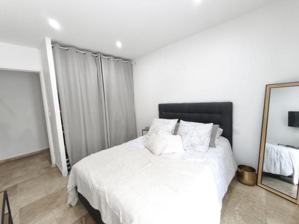 Belle maison moderne avec tous les avantages de la ville.