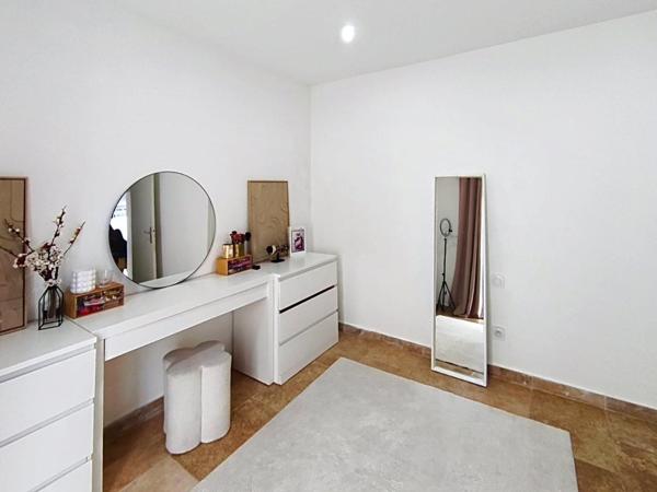 Belle maison moderne avec tous les avantages de la ville.