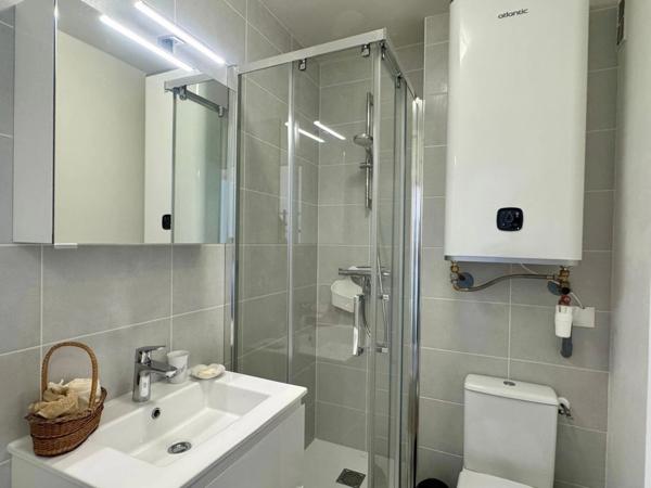 STUDIO DE 27M2-TERRASSE 8M2-FACE MER-DERNIER ETAGE-QUARTIER ACQUABAULE-PLACE DE PARKING EXTERIEURE