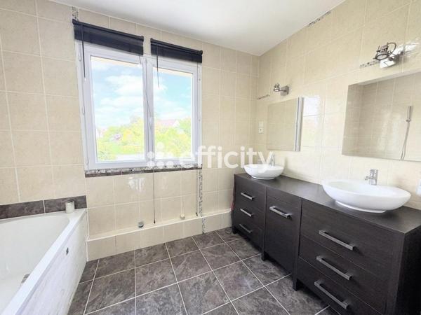 Maison
         5 pièces
        - 168 m² 449 000 € *