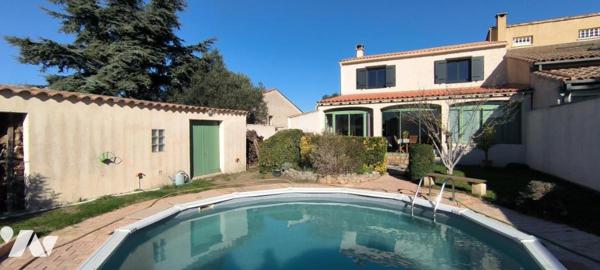 Maison rénovée, d'une superficie de 125 m² avec 4 pièces dont 3 chambres, une piscine et  un garage.