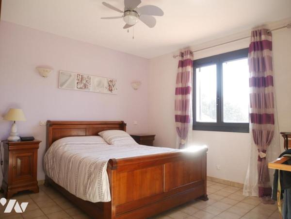 Maison rénovée, d'une superficie de 125 m² avec 4 pièces dont 3 chambres, une piscine et  un garage.