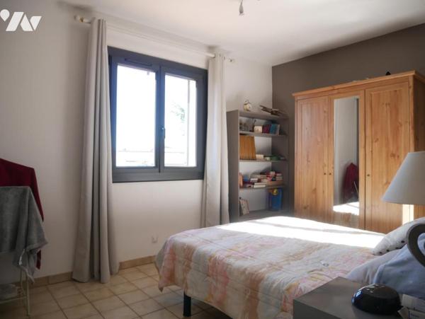 Maison rénovée, d'une superficie de 125 m² avec 4 pièces dont 3 chambres, une piscine et  un garage.