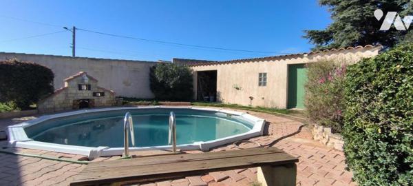 Maison rénovée, d'une superficie de 125 m² avec 4 pièces dont 3 chambres, une piscine et  un garage.