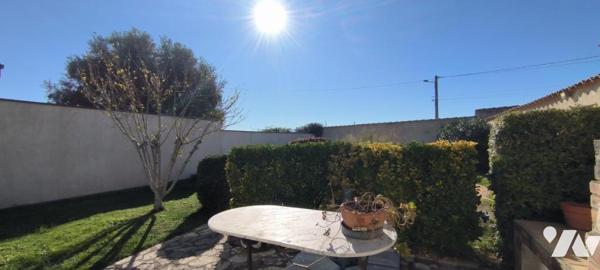 Maison rénovée, d'une superficie de 125 m² avec 4 pièces dont 3 chambres, une piscine et  un garage.