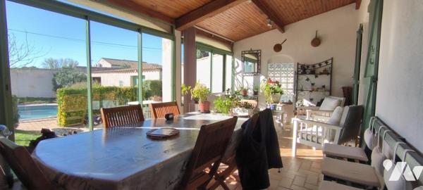 Maison rénovée, d'une superficie de 125 m² avec 4 pièces dont 3 chambres, une piscine et  un garage.