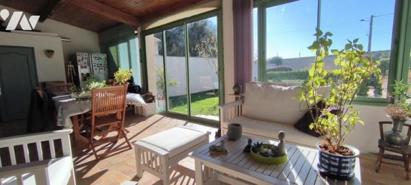 Maison rénovée, d'une superficie de 125 m² avec 4 pièces dont 3 chambres, une piscine et  un garage.