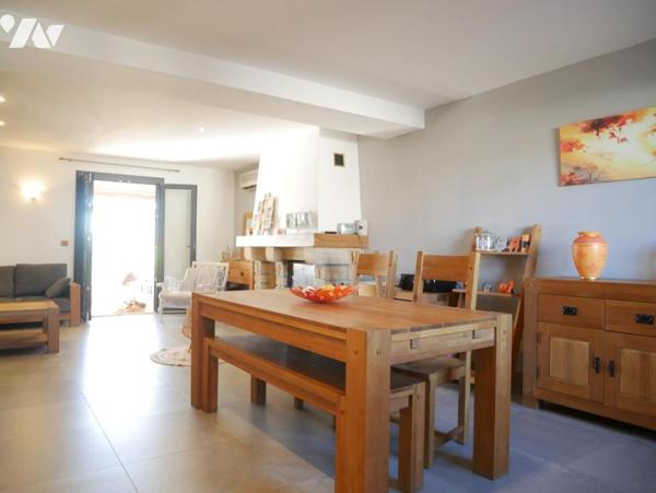 Maison rénovée, d'une superficie de 125 m² avec 4 pièces dont 3 chambres, une piscine et  un garage.