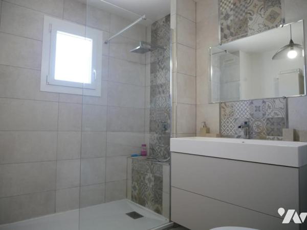 Maison rénovée, d'une superficie de 125 m² avec 4 pièces dont 3 chambres, une piscine et  un garage.