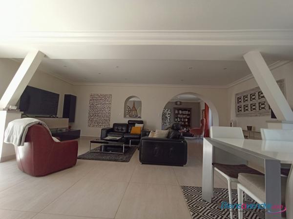 GRANDE LONGERE RENOVEE PROCHE TOURS