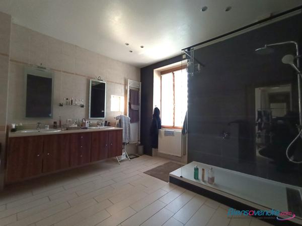 GRANDE LONGERE RENOVEE PROCHE TOURS