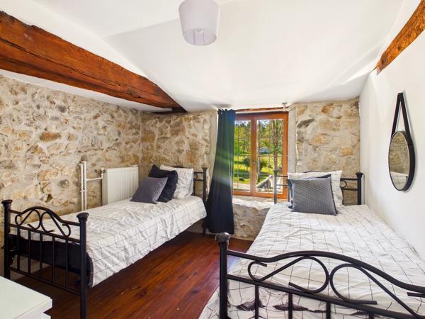Jolie maison de caractère avec gîte et chalet de 2 chambres