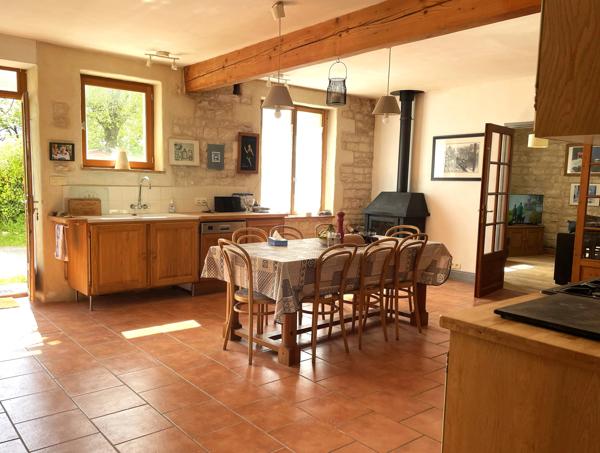 Maison de village avec 3 à 4 chambres et une deuxième maison à rénover