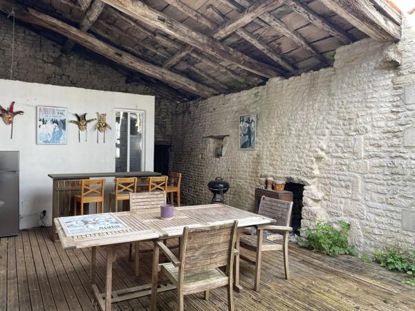 Maison de village avec 3 à 4 chambres et une deuxième maison à rénover