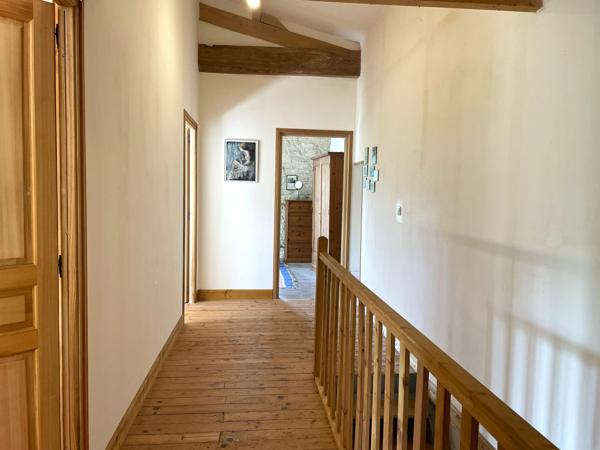 Maison de village avec 3 à 4 chambres et une deuxième maison à rénover