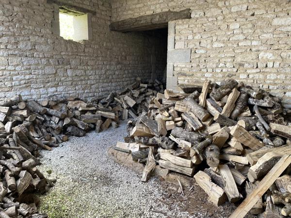 Maison de village avec 3 à 4 chambres et une deuxième maison à rénover
