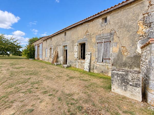 PROPRIÉTÉ DE CARACTÈRE EN PIERRE À FORT POTENTIEL – À RÉNOVER ENTIÈREMENT