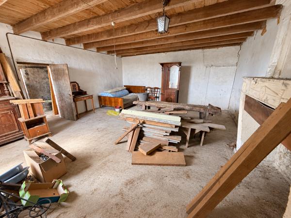 PROPRIÉTÉ DE CARACTÈRE EN PIERRE À FORT POTENTIEL – À RÉNOVER ENTIÈREMENT