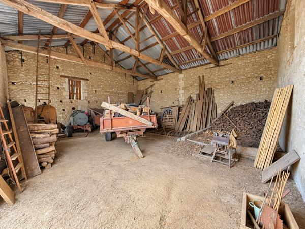 PROPRIÉTÉ DE CARACTÈRE EN PIERRE À FORT POTENTIEL – À RÉNOVER ENTIÈREMENT