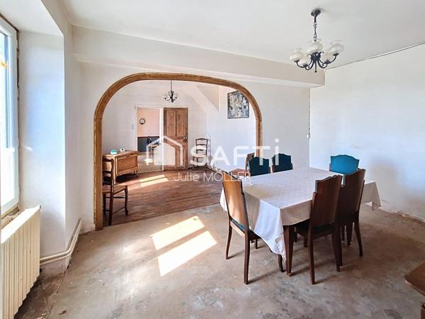 Maison avec potentiel d'agrandissement et vue campagne.