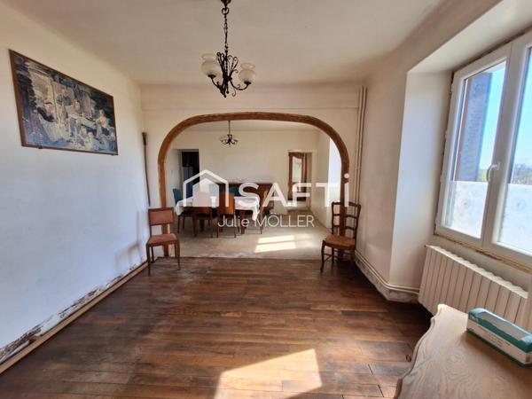 Maison avec potentiel d'agrandissement et vue campagne.