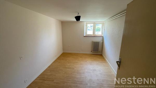 A proximité immédiate du centre ville, au coeur d'un quartier calme et à l'écart des axes passants, dans un quartier recherché à pied des commerces