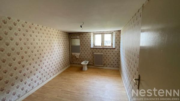 A proximité immédiate du centre ville, au coeur d'un quartier calme et à l'écart des axes passants, dans un quartier recherché à pied des commerces