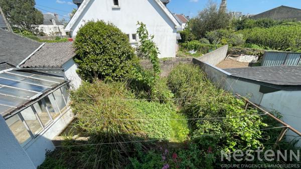 A proximité immédiate du centre ville, au coeur d'un quartier calme et à l'écart des axes passants, dans un quartier recherché à pied des commerces