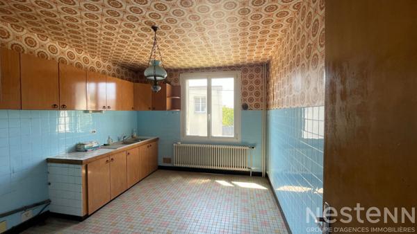 A proximité immédiate du centre ville, au coeur d'un quartier calme et à l'écart des axes passants, dans un quartier recherché à pied des commerces