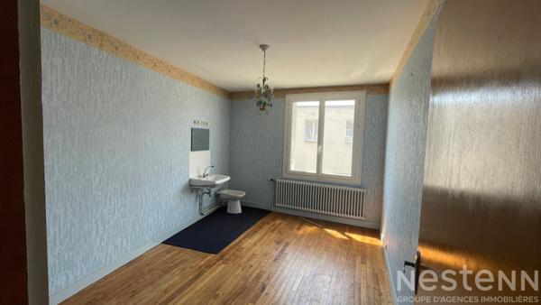 A proximité immédiate du centre ville, au coeur d'un quartier calme et à l'écart des axes passants, dans un quartier recherché à pied des commerces