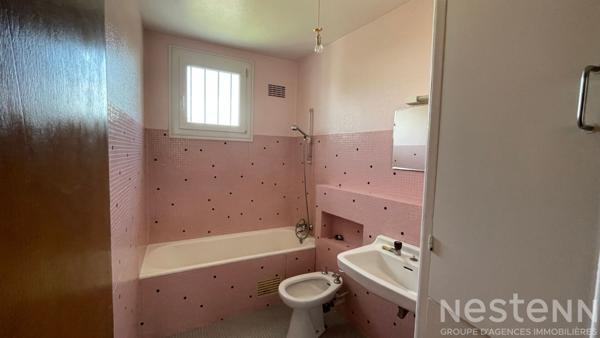 A proximité immédiate du centre ville, au coeur d'un quartier calme et à l'écart des axes passants, dans un quartier recherché à pied des commerces