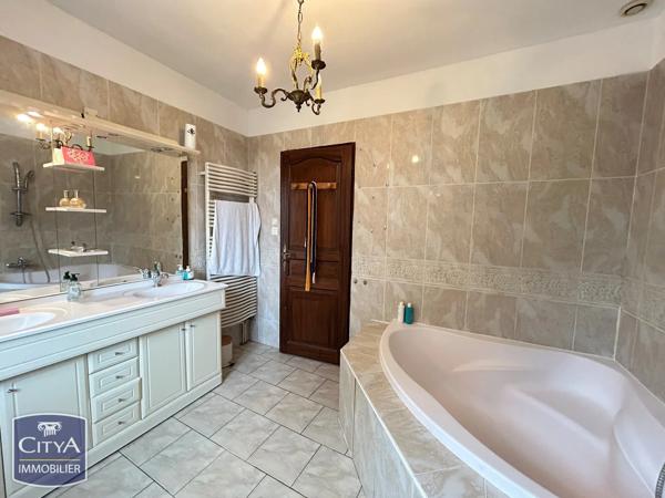 Maison à vendre 6 pièces 183m² Saint-Germain-du-Puy (18390)