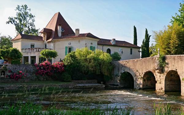 Moulin du XIXe siècle transformé en gîtes et chambres d’hôtes