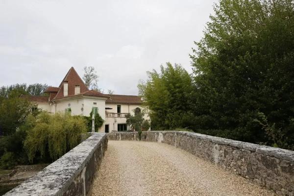 Moulin du XIXe siècle transformé en gîtes et chambres d’hôtes