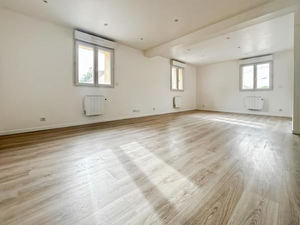 Location appartement près de RIS ORANGIS - 2 pièce(s) - 48 m² - 831 €/mois