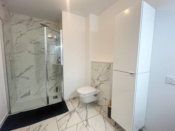 Studio moderne en front de mer à vendre à Lacanau avec parking proche plage et rue piétonne à Lacanau océan centre ville