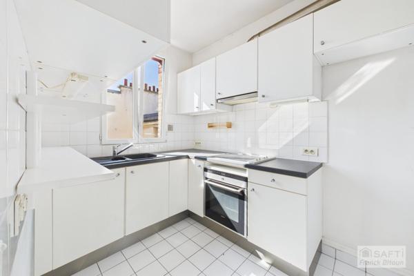 Bécon. 2 pièces lumineux en angle au dernier étage.