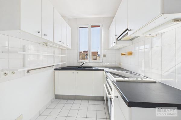 Bécon. 2 pièces lumineux en angle au dernier étage.