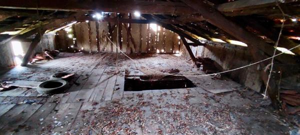 Maison et 2 dépendances séparées à rénover!