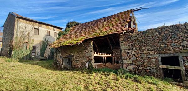 Maison et 2 dépendances séparées à rénover!
