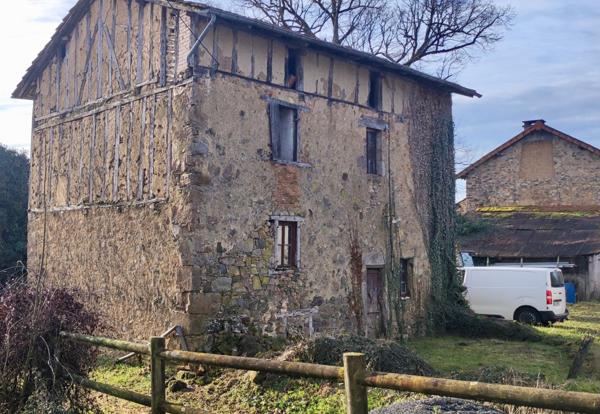 Maison et 2 dépendances séparées à rénover!