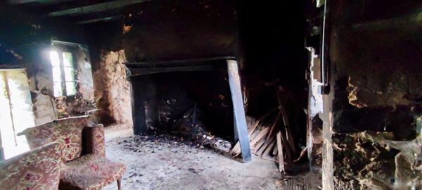 Maison et 2 dépendances séparées à rénover!