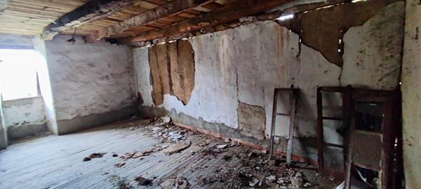 Maison et 2 dépendances séparées à rénover!