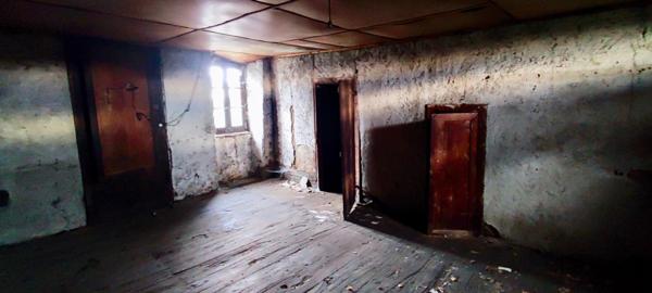 Maison et 2 dépendances séparées à rénover!