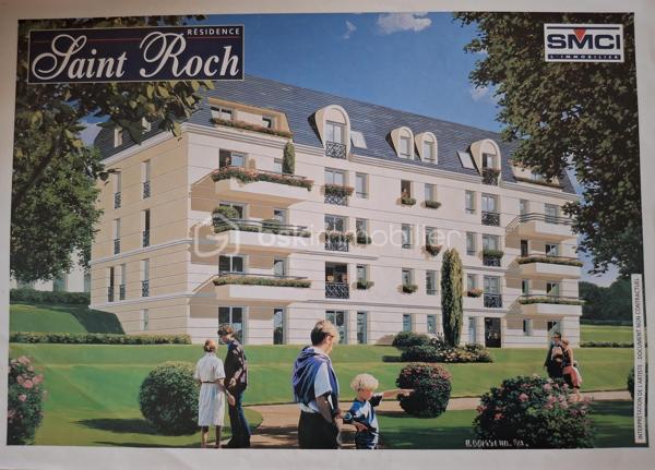 BSKIMMOBILIER vous propose ce superbe appartement de 100 m² idéalement situé à Rouen, dans le très recherché secteur Préfecture, à deux pas de la Faculté de droit, des quais de Seine, des transports et de toutes les commodités, au sein de la Résidence KAUFAMN & BROAD  ST ROCH édifiée en 1999.  Le centre-ville et la gare SNCF sont accessibles en moins de 10 minutes à pied. 

Situé dans un environnement très verdoyant, calme et agréable, cet appartement lumineux offre de beaux volumes et une superbe vue sur l’arrière de la Préfecture. Il comprend : 
- une entrée avec placards
- un beau couloir
- une grande pièce de vie salle salon baignée de lumière grâce à ses ouvertures côté Sud et Sud-Ouest
- une cuisine séparée aménagée et entièrement équipée 
- 2 chambres 
- 2 salles de douche 
- 1 cellier en face de la cuisine
- WC séparés.

Un balcon de 6 m² vient compléter l'ensemble, parfait pour profiter des beaux jours et admirer l’arrière de ce monument historique - l’ancien Hôtel Dieu transformé aujourd’hui en Préfecture. 

Vous bénéficierez également d'une cave privative en sous-sol accessible par ascenseur, d'un box fermé sécurisé et de nombreux rangements.
Possibilité de créer facilement une 3ème chambre selon vos besoins.

Les atouts de ce bien : 
-	Secteur très recherché Proximité immédiate transports et commerces Faculté de droit à pied 
-	Appartement lumineux 
-	Beaux volumes 
-	Fort potentiel 
-	Dépendances très intéressantes = Box parking fermé, cave et Balcon, 
-	Idéal résidence principale, colocation haut de gamme ou investissement patrimonial 
-	Rare sur le secteur : volumes, lumière et emplacement réunis dans une seule adresse.

Chauffage collectif dans cette résidence ( chaudière changée en 2025 ), le montant des charges de copropriété englobe le chauffage et l'eau.

Contactez-moi au 06 89 96 20 74 pour tout autre renseignement et programmer un rdv de visite !