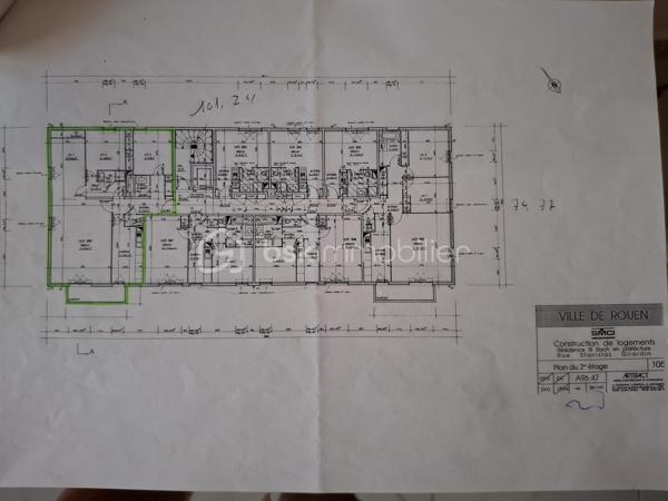 BSKIMMOBILIER vous propose ce superbe appartement de 100 m² idéalement situé à Rouen, dans le très recherché secteur Préfecture, à deux pas de la Faculté de droit, des quais de Seine, des transports et de toutes les commodités, au sein de la Résidence KAUFAMN & BROAD  ST ROCH édifiée en 1999.  Le centre-ville et la gare SNCF sont accessibles en moins de 10 minutes à pied. 

Situé dans un environnement très verdoyant, calme et agréable, cet appartement lumineux offre de beaux volumes et une superbe vue sur l’arrière de la Préfecture. Il comprend : 
- une entrée avec placards
- un beau couloir
- une grande pièce de vie salle salon baignée de lumière grâce à ses ouvertures côté Sud et Sud-Ouest
- une cuisine séparée aménagée et entièrement équipée 
- 2 chambres 
- 2 salles de douche 
- 1 cellier en face de la cuisine
- WC séparés.

Un balcon de 6 m² vient compléter l'ensemble, parfait pour profiter des beaux jours et admirer l’arrière de ce monument historique - l’ancien Hôtel Dieu transformé aujourd’hui en Préfecture. 

Vous bénéficierez également d'une cave privative en sous-sol accessible par ascenseur, d'un box fermé sécurisé et de nombreux rangements.
Possibilité de créer facilement une 3ème chambre selon vos besoins.

Les atouts de ce bien : 
-	Secteur très recherché Proximité immédiate transports et commerces Faculté de droit à pied 
-	Appartement lumineux 
-	Beaux volumes 
-	Fort potentiel 
-	Dépendances très intéressantes = Box parking fermé, cave et Balcon, 
-	Idéal résidence principale, colocation haut de gamme ou investissement patrimonial 
-	Rare sur le secteur : volumes, lumière et emplacement réunis dans une seule adresse.

Chauffage collectif dans cette résidence ( chaudière changée en 2025 ), le montant des charges de copropriété englobe le chauffage et l'eau.

Contactez-moi au 06 89 96 20 74 pour tout autre renseignement et programmer un rdv de visite !