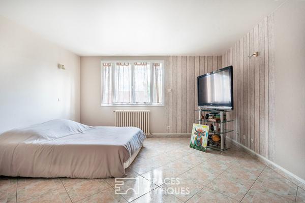 Maison familiale avec jardin et local commercial