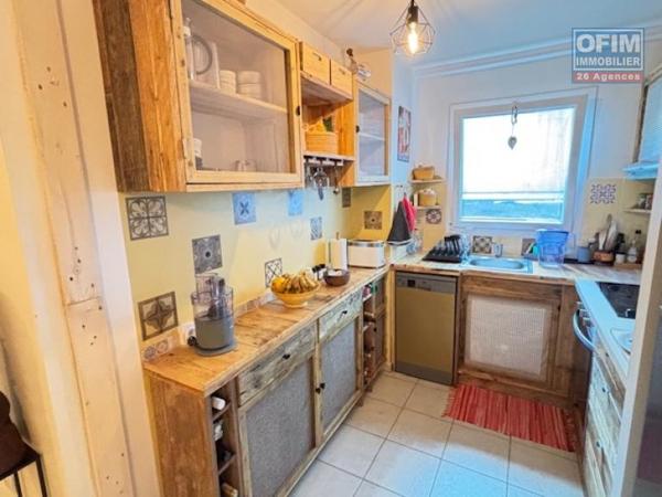 A vendre appartement T2 ,refait récemment, centre de La Montagne,à proximité de tous les commerces, écoles...